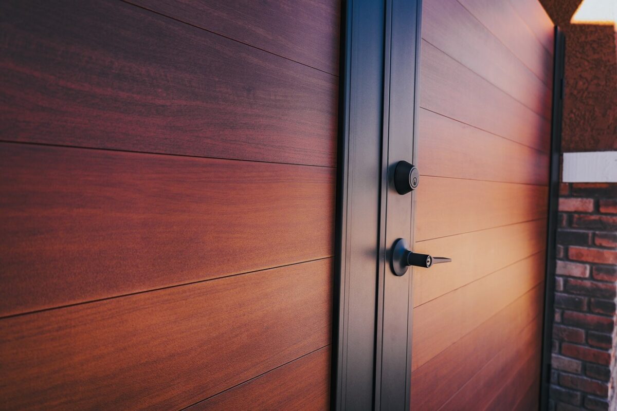 double gate locks from Alumission Modern Aluminum Fences & Gates