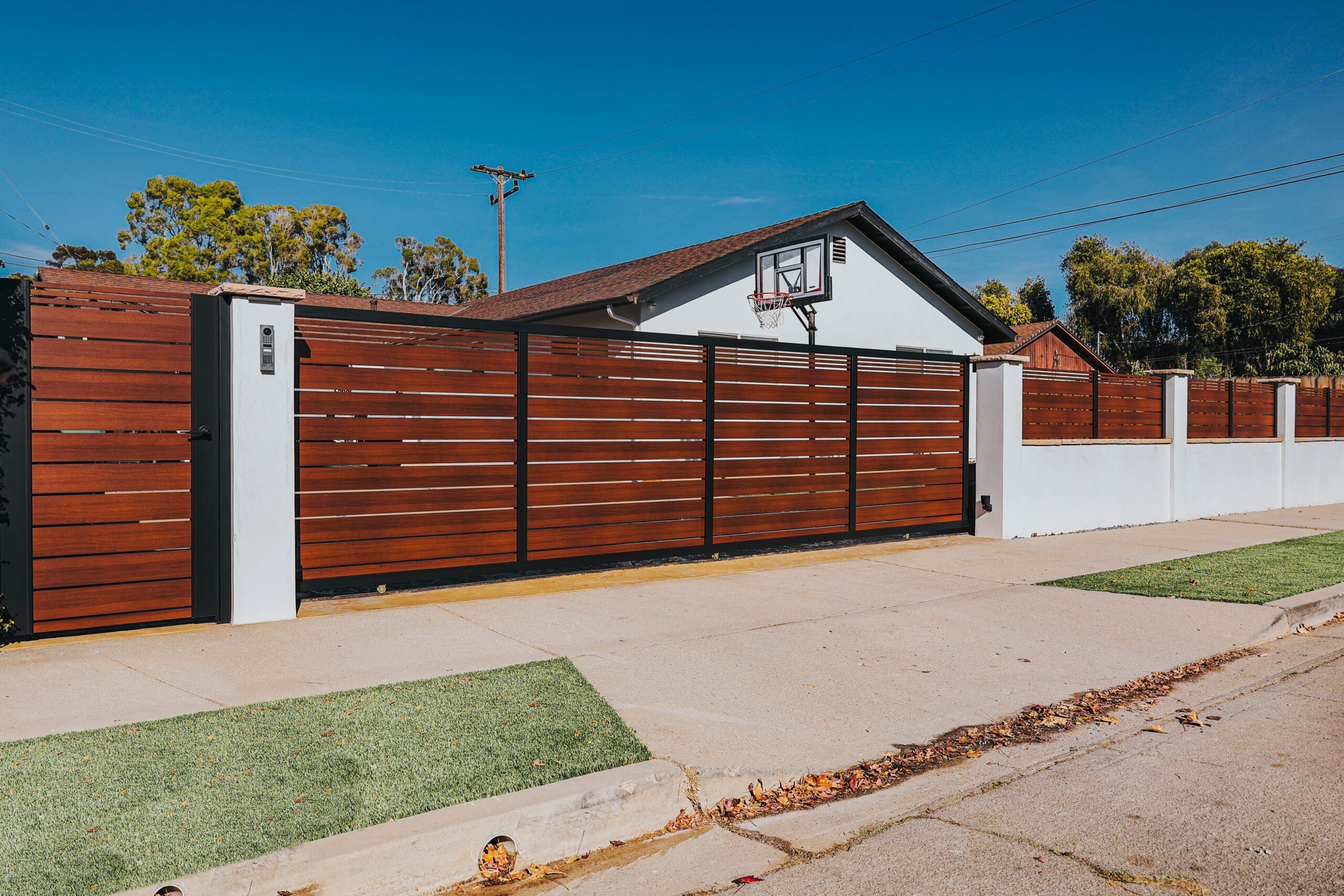 Modern aluminum fence with a wood-like appearance, enhancing curb appeal.
